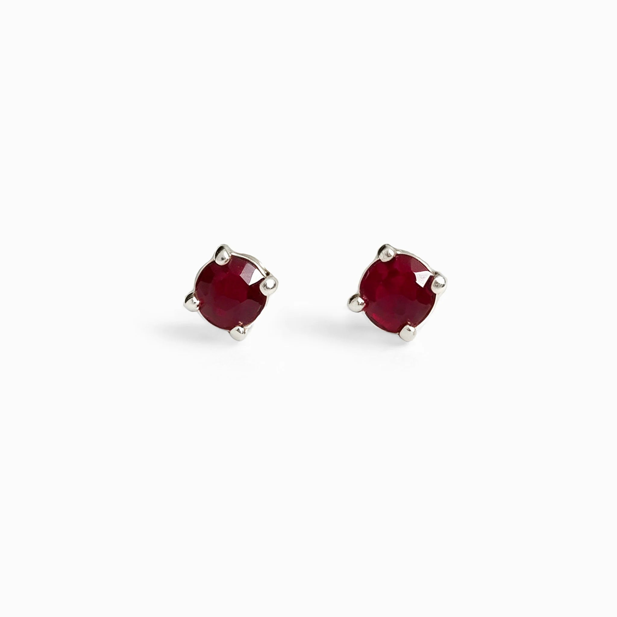 Topos mini botón en plata ley 925 con rubíes naturales rojos en engaste de cuatro garras.