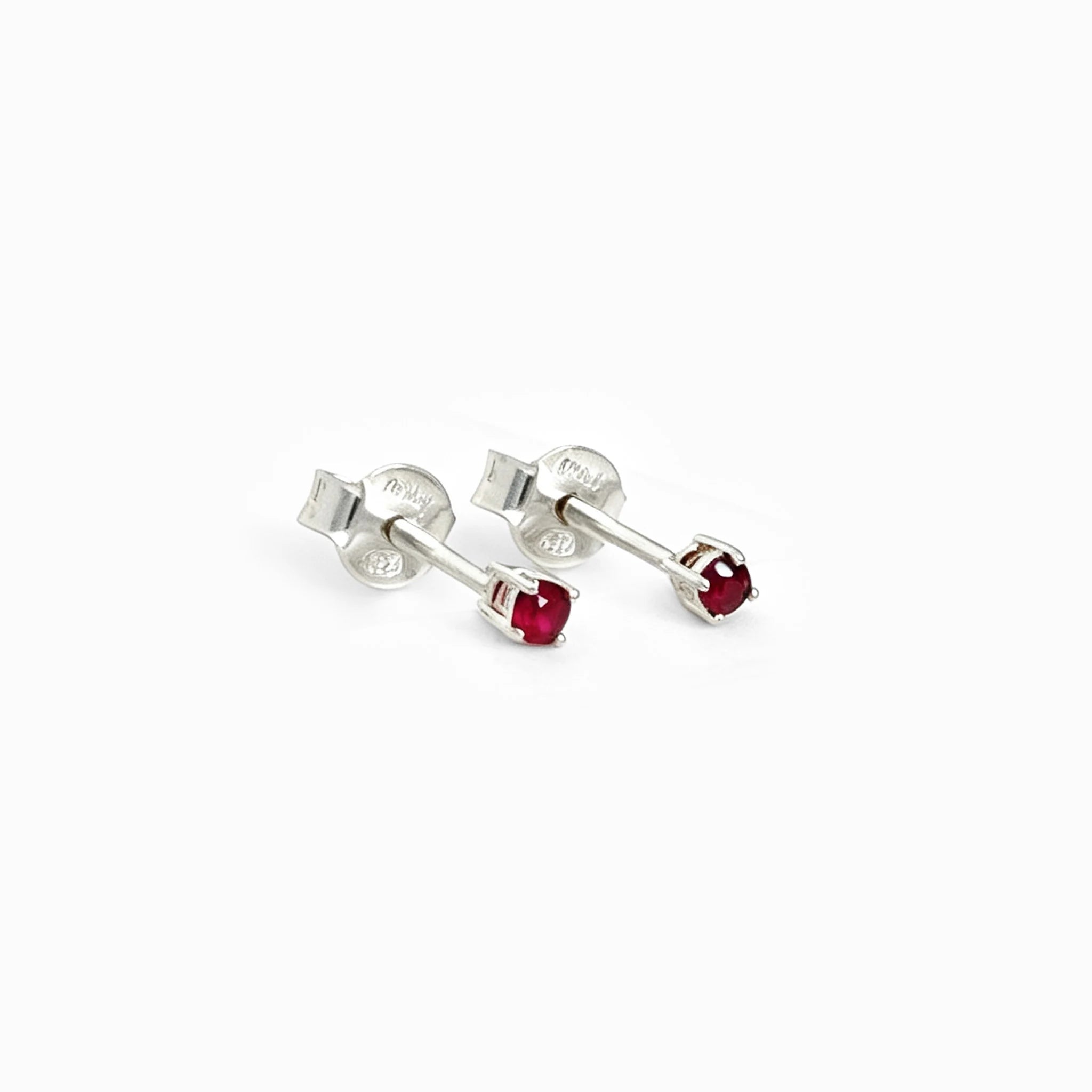 Topos mini botón en plata ley 925 con rubíes naturales rojos en engaste de cuatro garras.