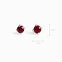 Topos mini botón en plata ley 925 con rubíes naturales rojos en engaste de cuatro garras.
