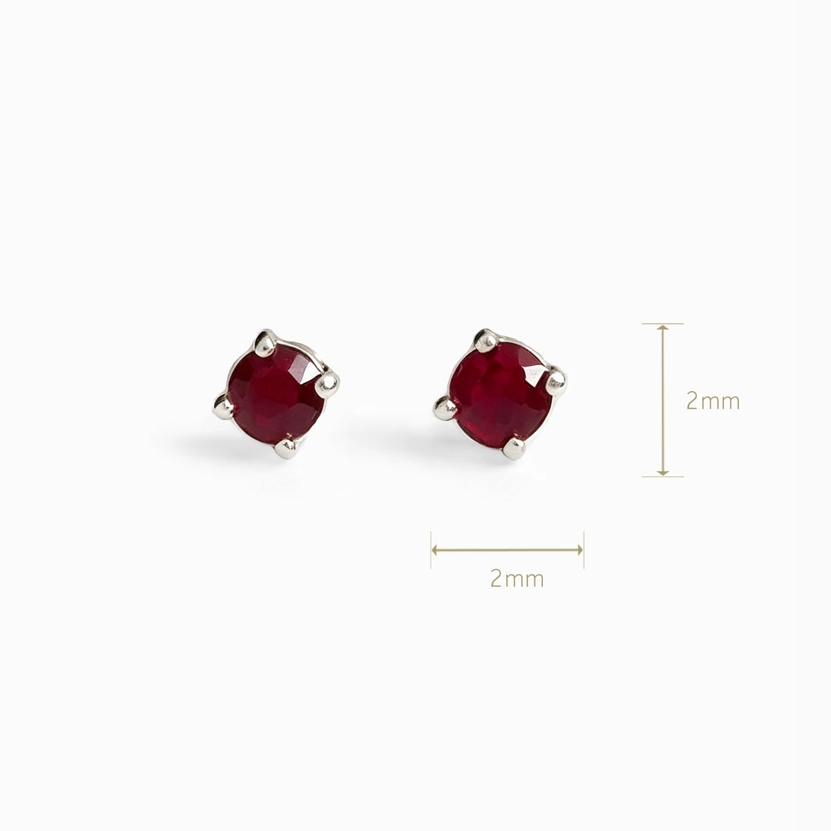 Topos mini botón en plata ley 925 con rubíes naturales rojos en engaste de cuatro garras.
