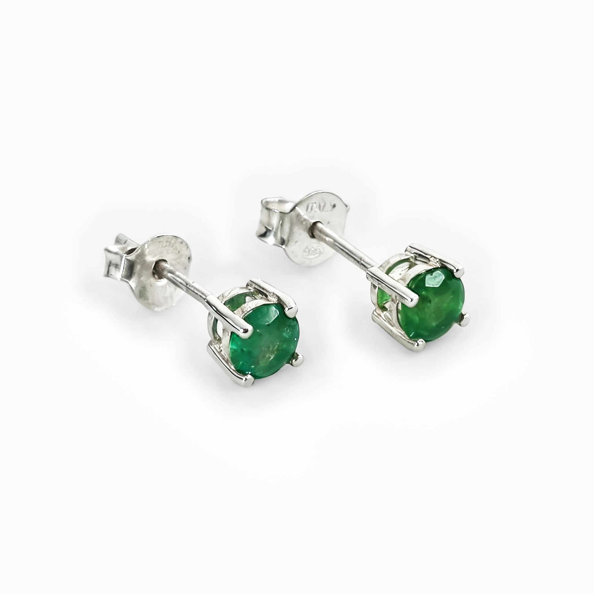 Topos de botón en plata ley 925 de 4 mm con esmeralda natural verde