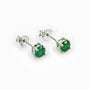 Topos de botón en plata ley 925 de 4 mm con esmeralda natural verde
