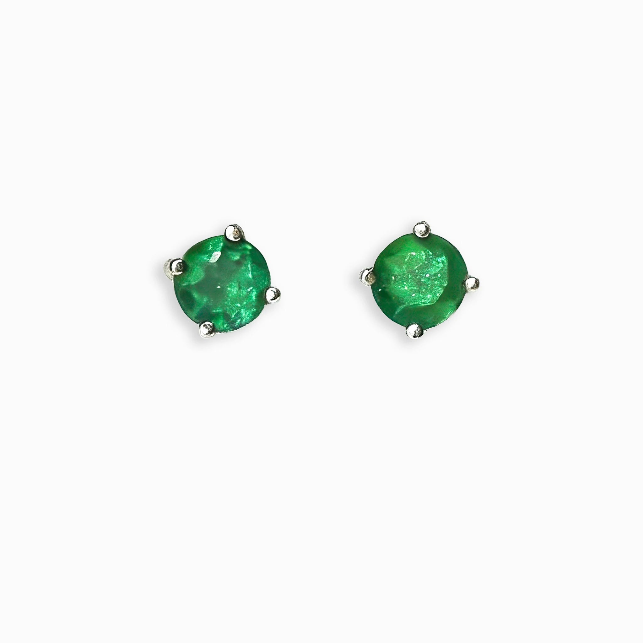 Topos de botón en plata ley 925 de 4 mm con esmeralda natural verde