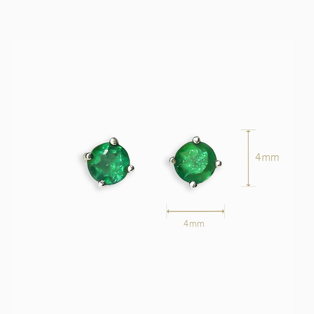 Topos de botón en plata ley 925 de 4 mm con esmeralda natural verde