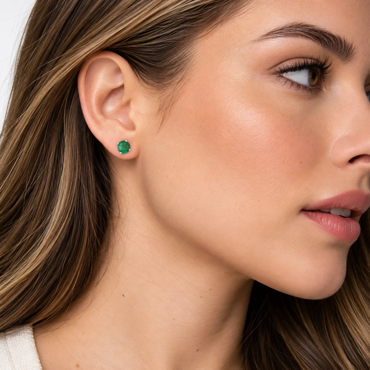 Topos de botón en plata ley 925 de 4 mm con esmeralda natural verde