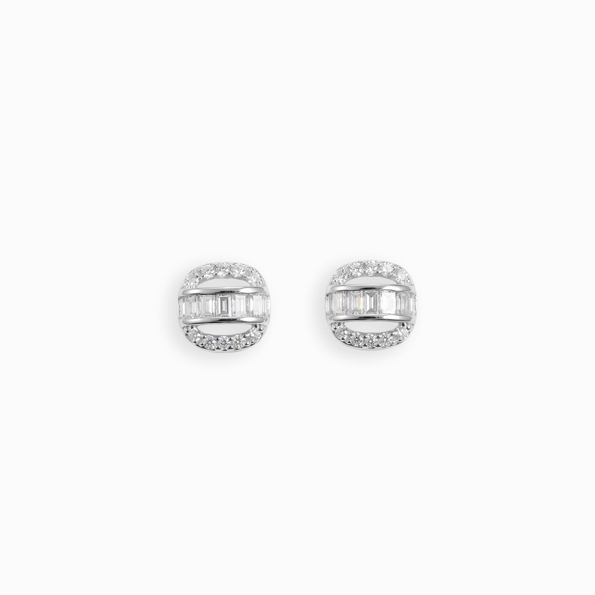 Par de aretes tipo topo con diseño de cinturilla y textura estriada elaborados en plata ley 925 de 8 mm de largo sobre fondo blanco.
