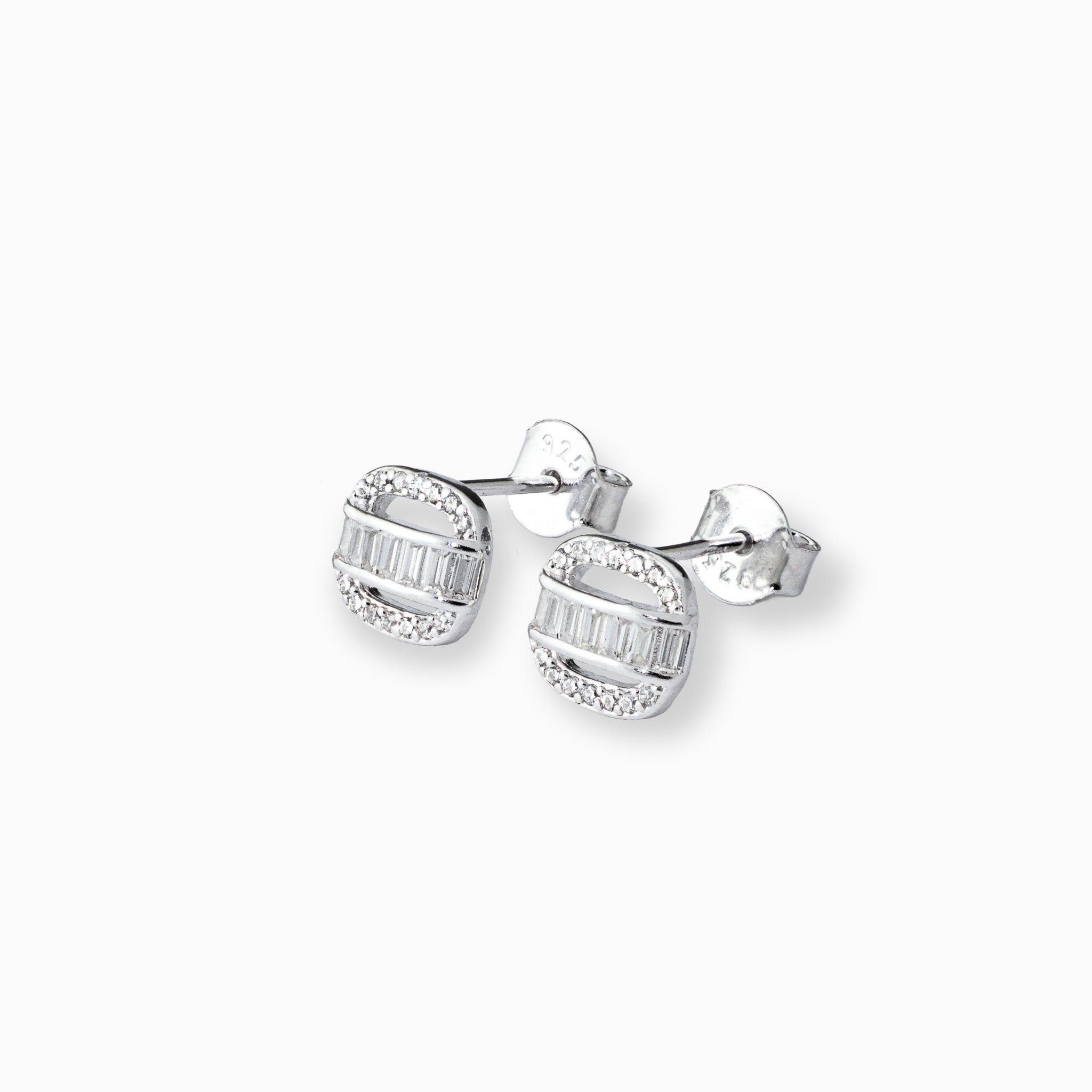 Par de aretes tipo topo con diseño de cinturilla y textura estriada elaborados en plata ley 925 de 8 mm de largo sobre fondo blanco.
