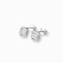 Par de aretes tipo topo con diseño de cinturilla y textura estriada elaborados en plata ley 925 de 8 mm de largo sobre fondo blanco.
