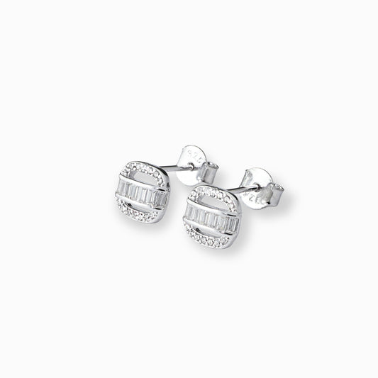 Par de aretes tipo topo con diseño de cinturilla y textura estriada elaborados en plata ley 925 de 8 mm de largo sobre fondo blanco.
