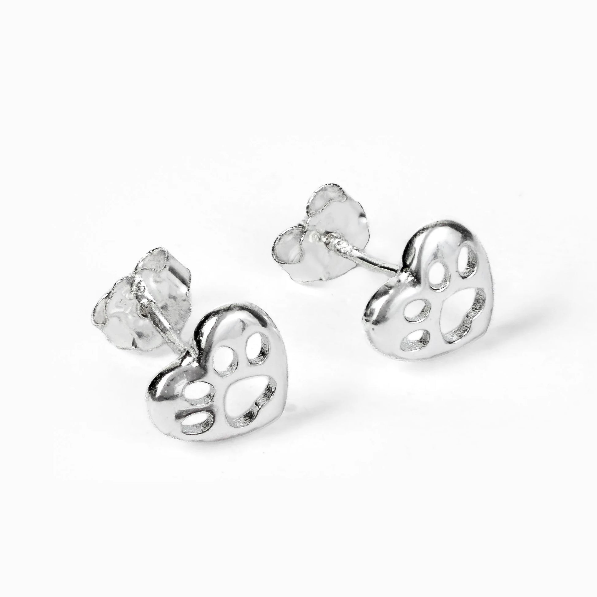 Topos de corazones huecos en plata ley 925 con cierre tipo mariposa.
