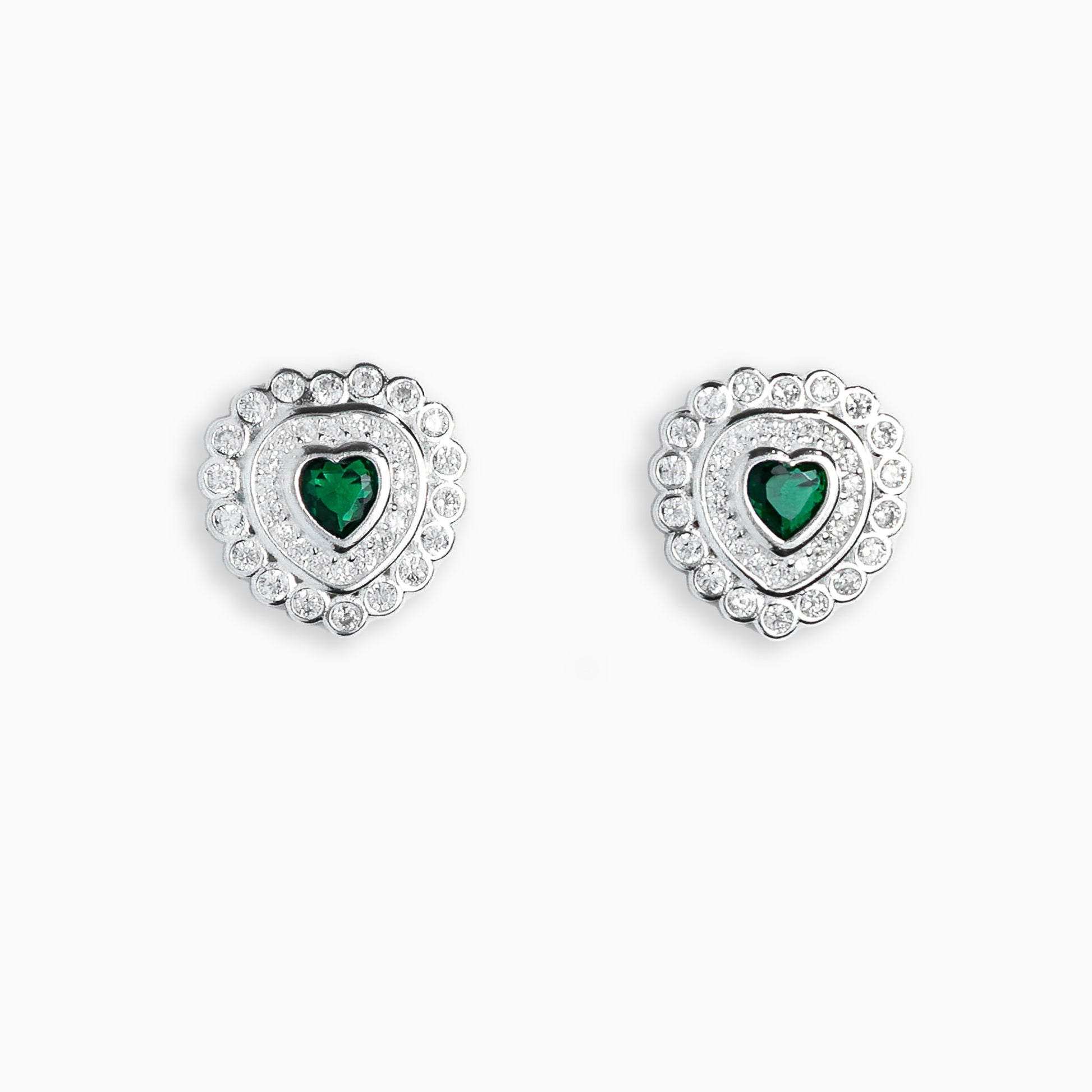 Topos de plata ley 925 con diseño de corazón y circon verde.