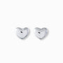 Par de aretes tipo topo con forma de corazón liso y brillante elaborados en plata ley 925 de 12 mm de ancho sobre fondo blanco.
