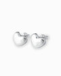 Par de aretes tipo topo con forma de corazón liso y brillante elaborados en plata ley 925 de 12 mm de ancho sobre fondo blanco.
