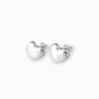 Par de aretes tipo topo con forma de corazón liso y brillante elaborados en plata ley 925 de 12 mm de ancho sobre fondo blanco.
