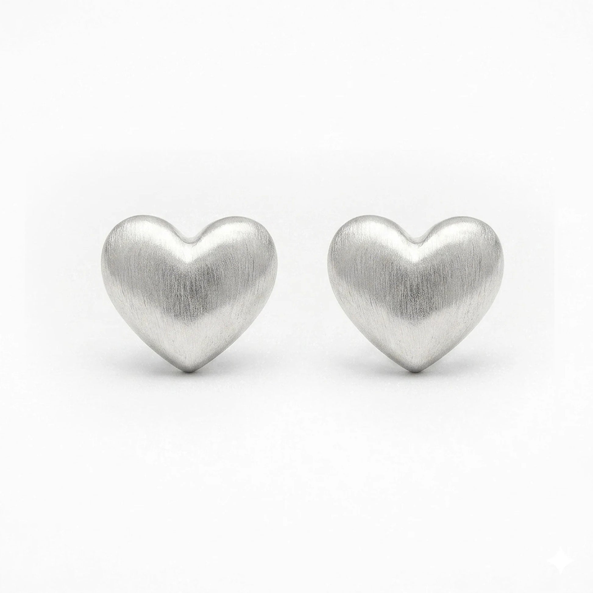 Topos en forma de corazón con acabado satinado en plata ley 925.