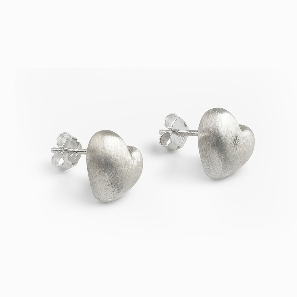 Topos en forma de corazón con acabado satinado en plata ley 925.