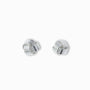 Par de aretes tipo topo con diseño de líneas entrelazadas y volumen esférico elaborados en plata ley 925 de 18 mm sobre fondo blanco.