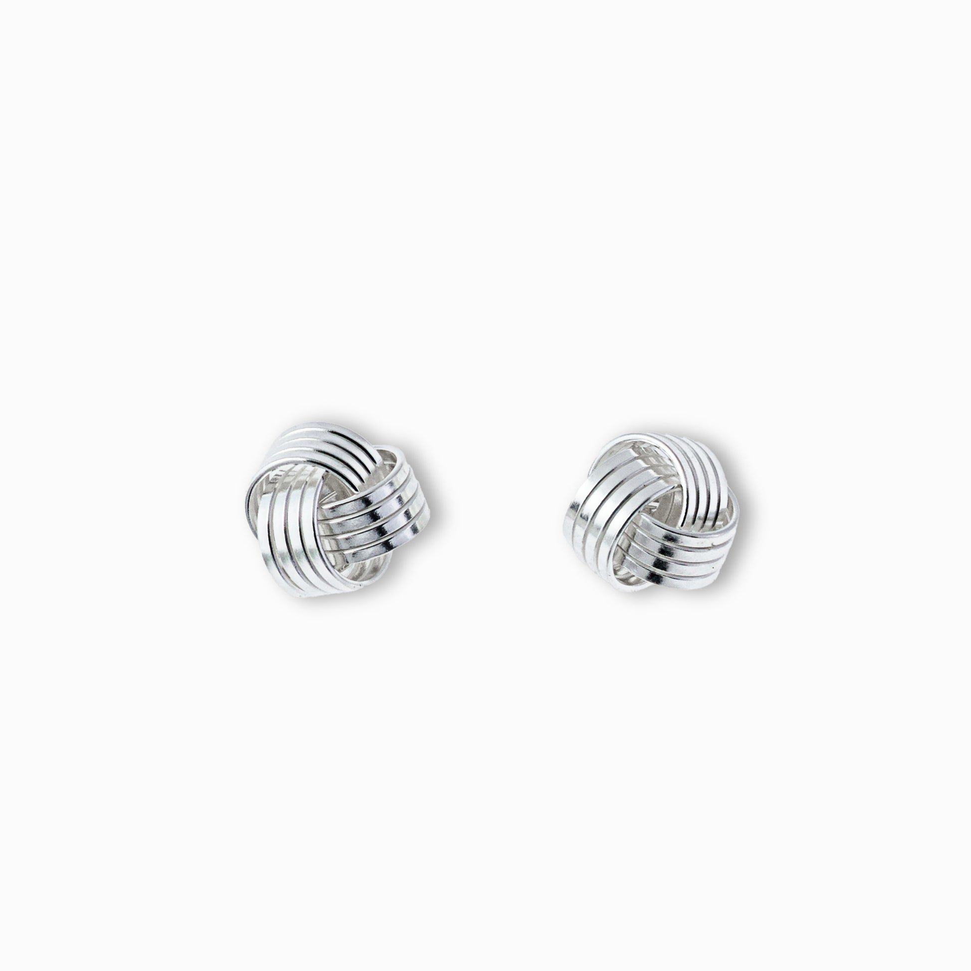 Par de aretes tipo topo con diseño de líneas entrelazadas y volumen esférico elaborados en plata ley 925 de 18 mm sobre fondo blanco.