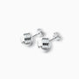 Par de aretes tipo topo con diseño de líneas entrelazadas y volumen esférico elaborados en plata ley 925 de 18 mm sobre fondo blanco.