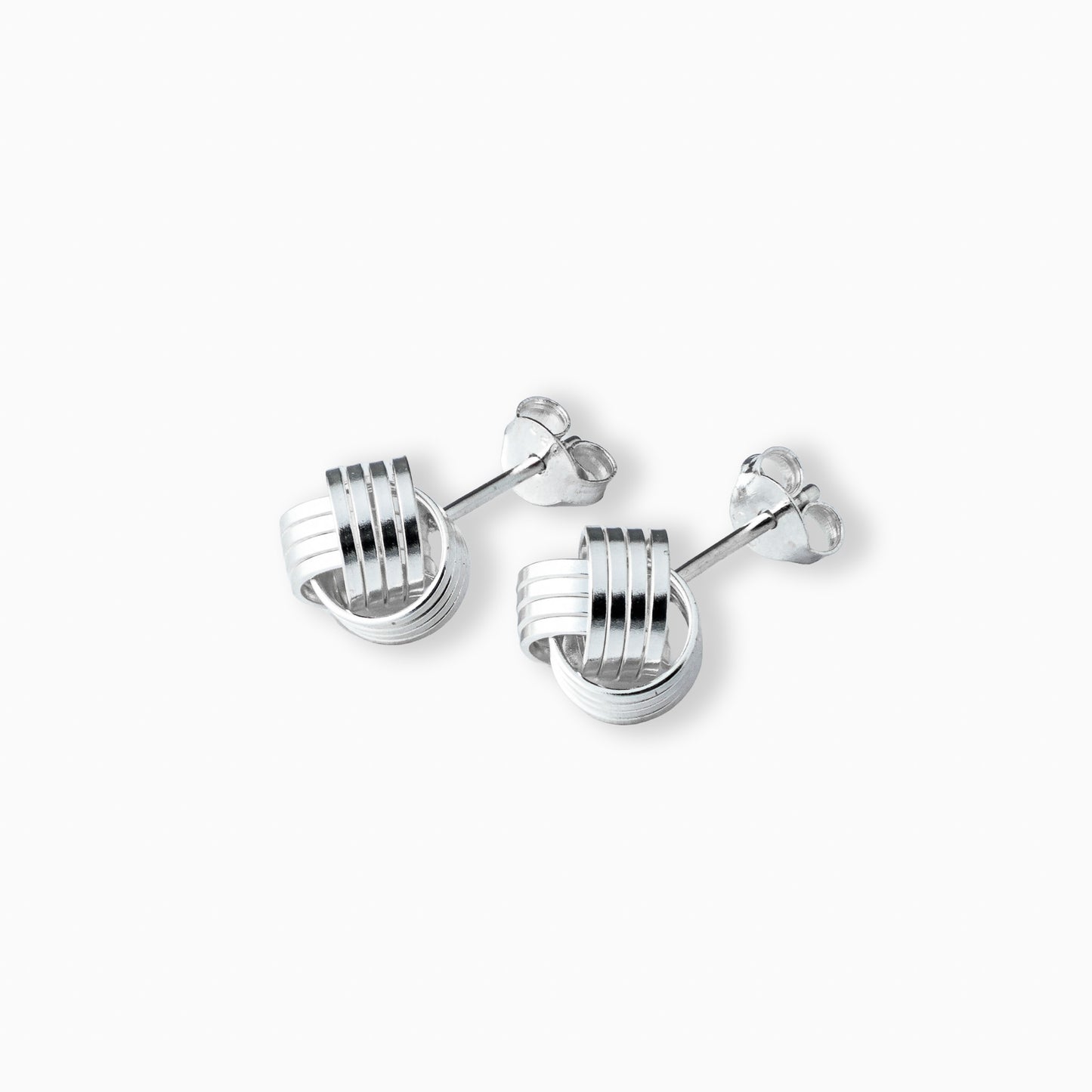 Par de aretes tipo topo con diseño de líneas entrelazadas y volumen esférico elaborados en plata ley 925 de 18 mm sobre fondo blanco.
