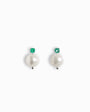 Par de aretes tipo topo en plata ley 925 con una esmeralda cuadrada de 3 mm y una perla colgante, largo total 12 mm sobre fondo blanco.
