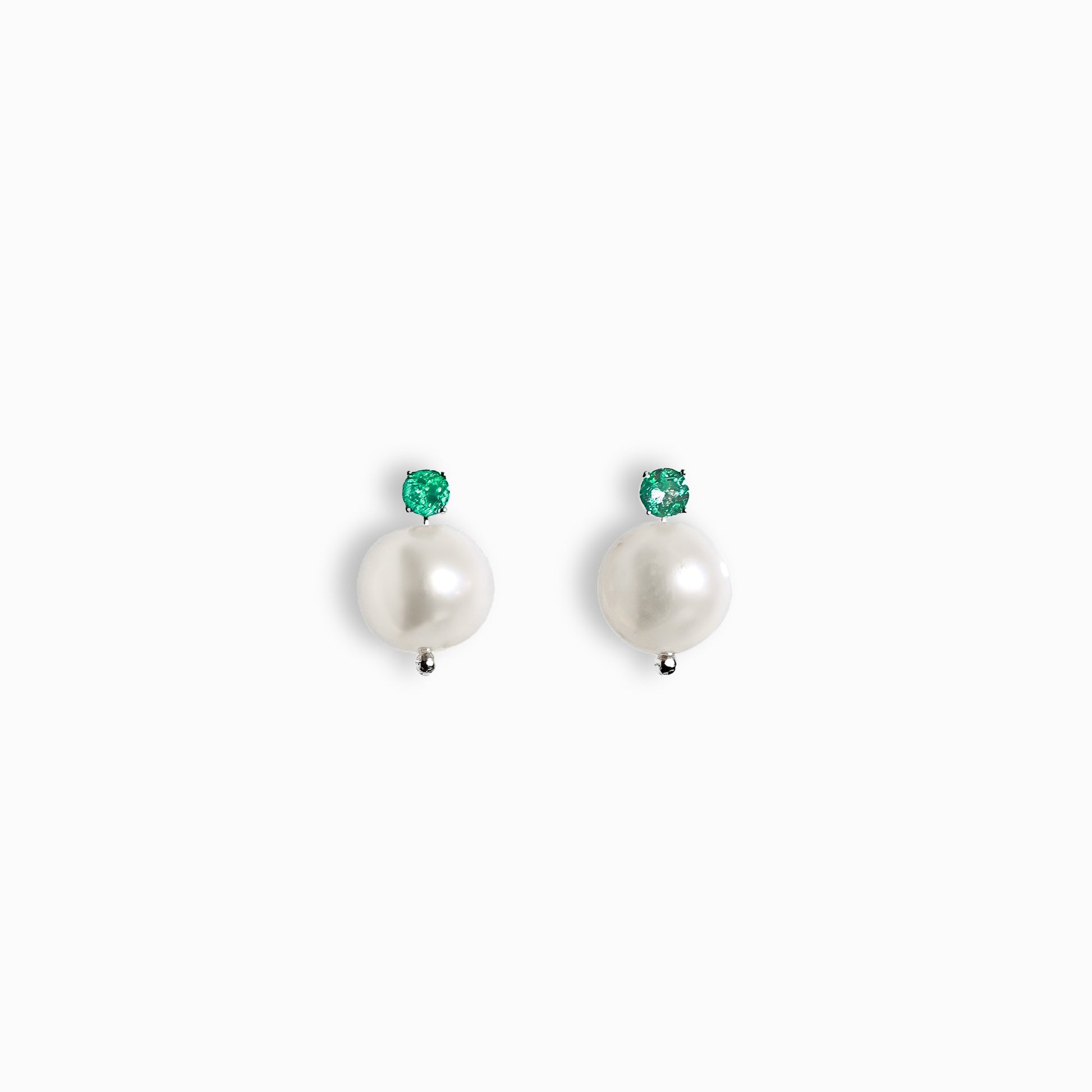 Par de aretes tipo topo en plata ley 925 con una esmeralda cuadrada de 3 mm y una perla colgante, largo total 12 mm sobre fondo blanco.
