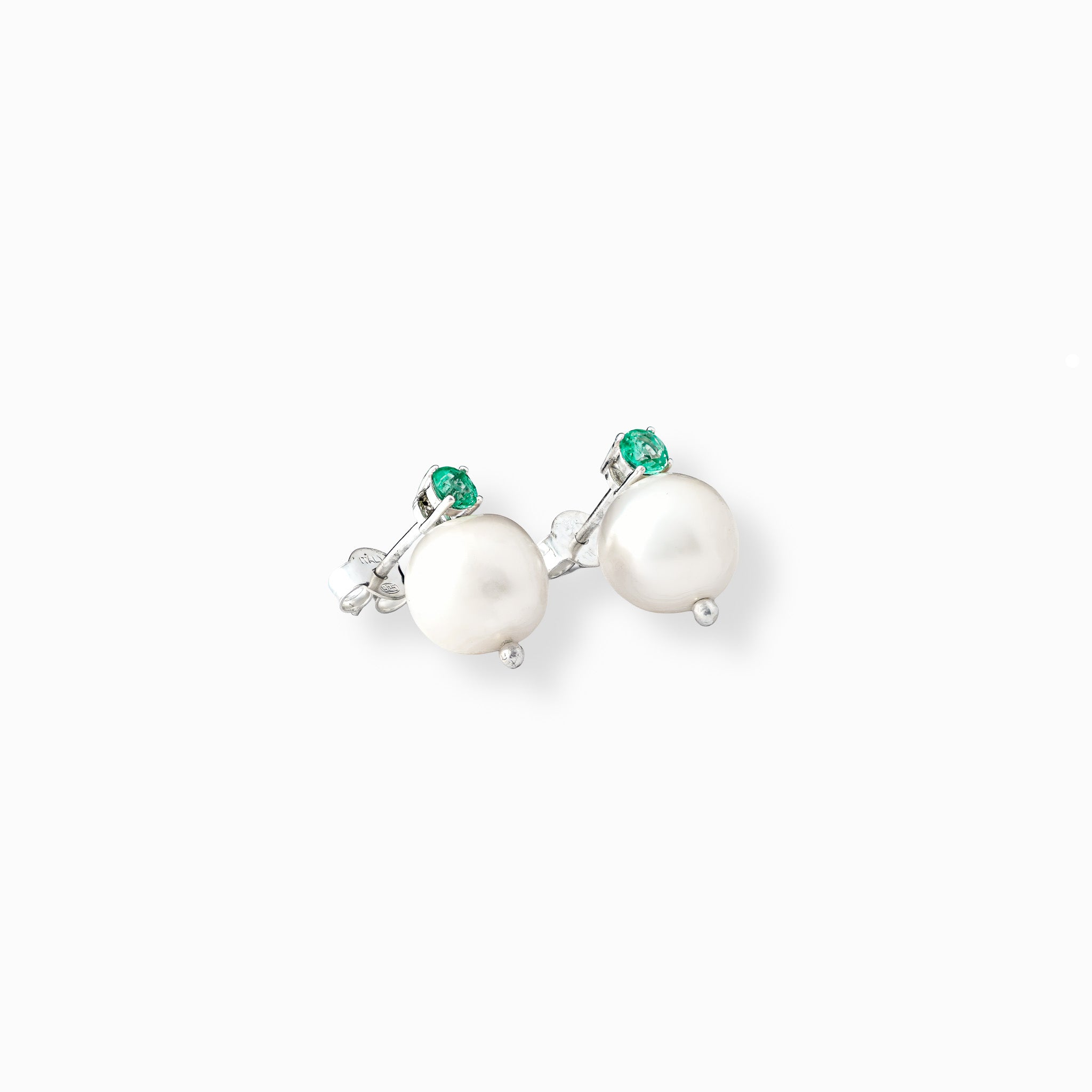 Par de aretes tipo topo en plata ley 925 con una esmeralda cuadrada de 3 mm y una perla colgante, largo total 12 mm sobre fondo blanco.
