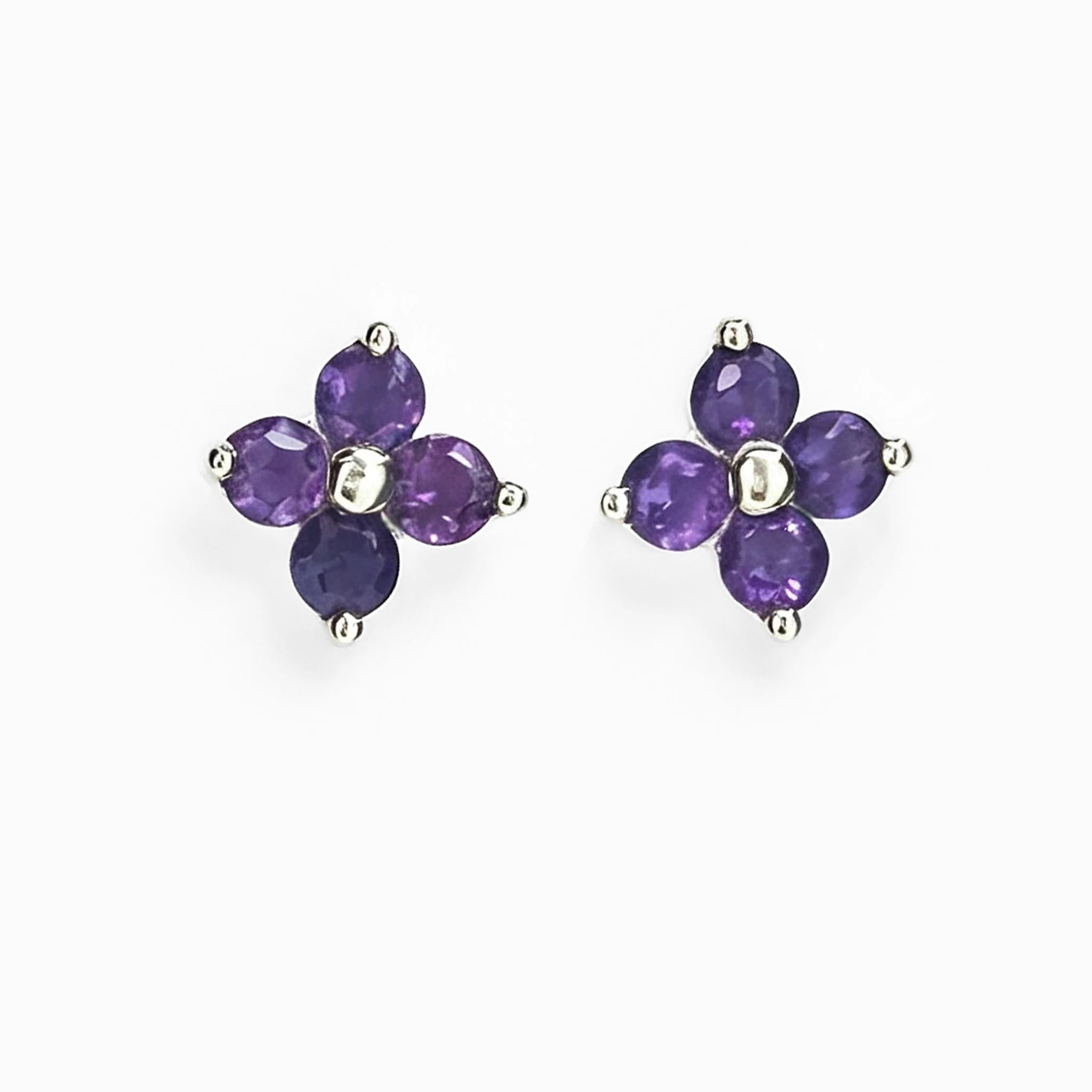 Topos con diseño floral de 6.7x6.7 mm en plata ley 925 con amatista natural