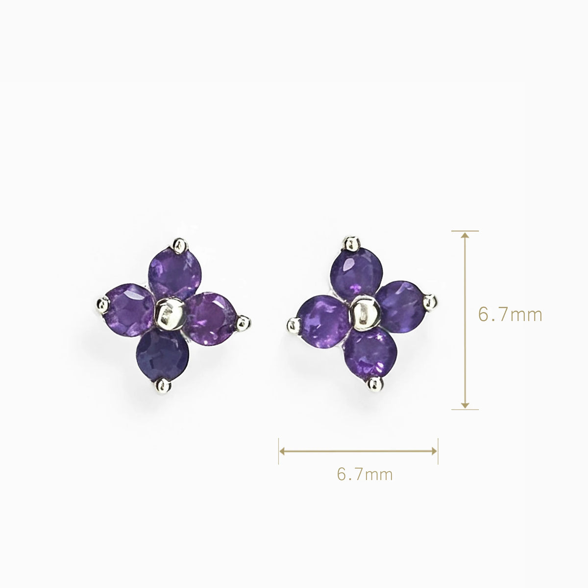 Topos con diseño floral de 6.7x6.7 mm en plata ley 925 con amatista natural