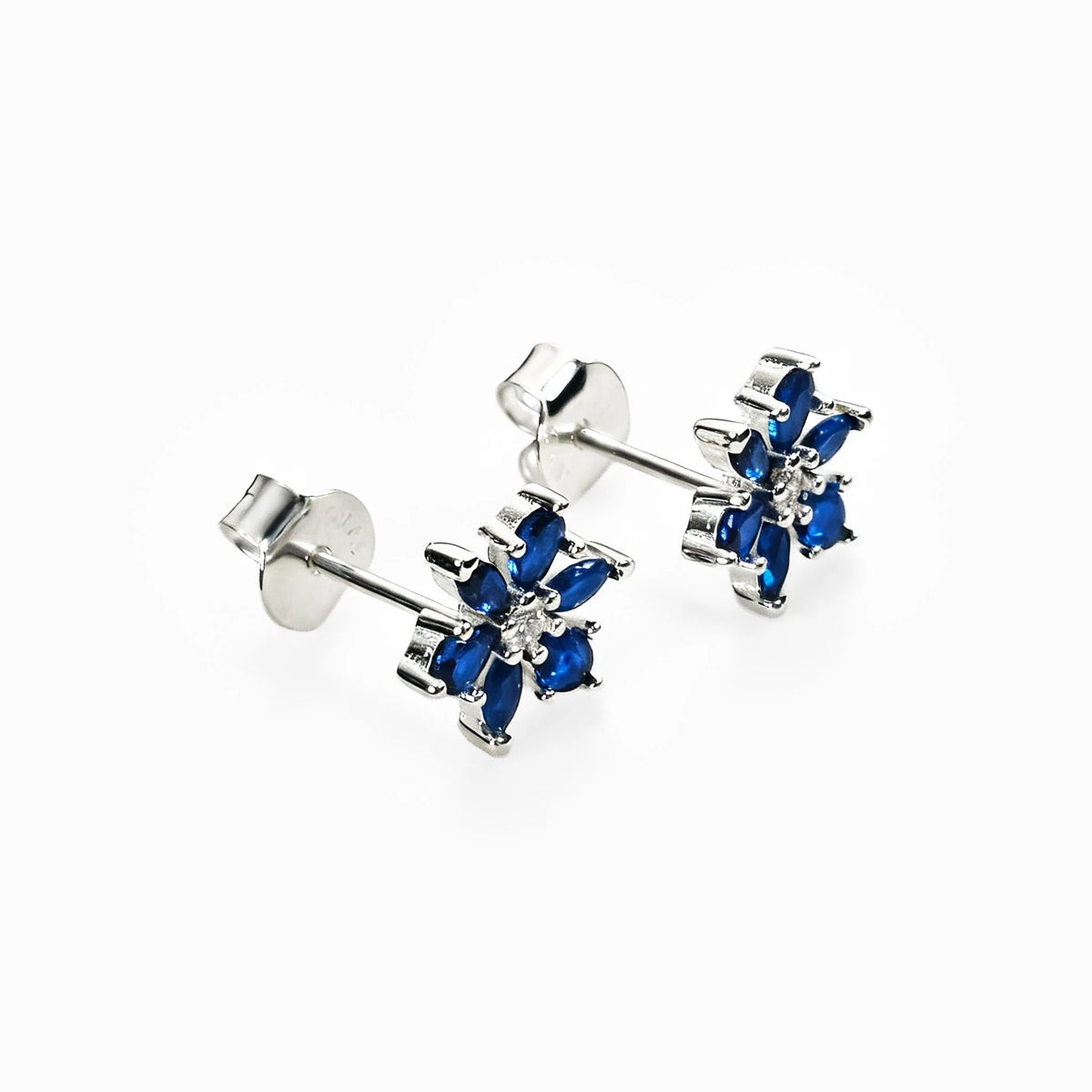 Topos florales de 8 mm en plata ley 925 con circones azules y circon blanco central