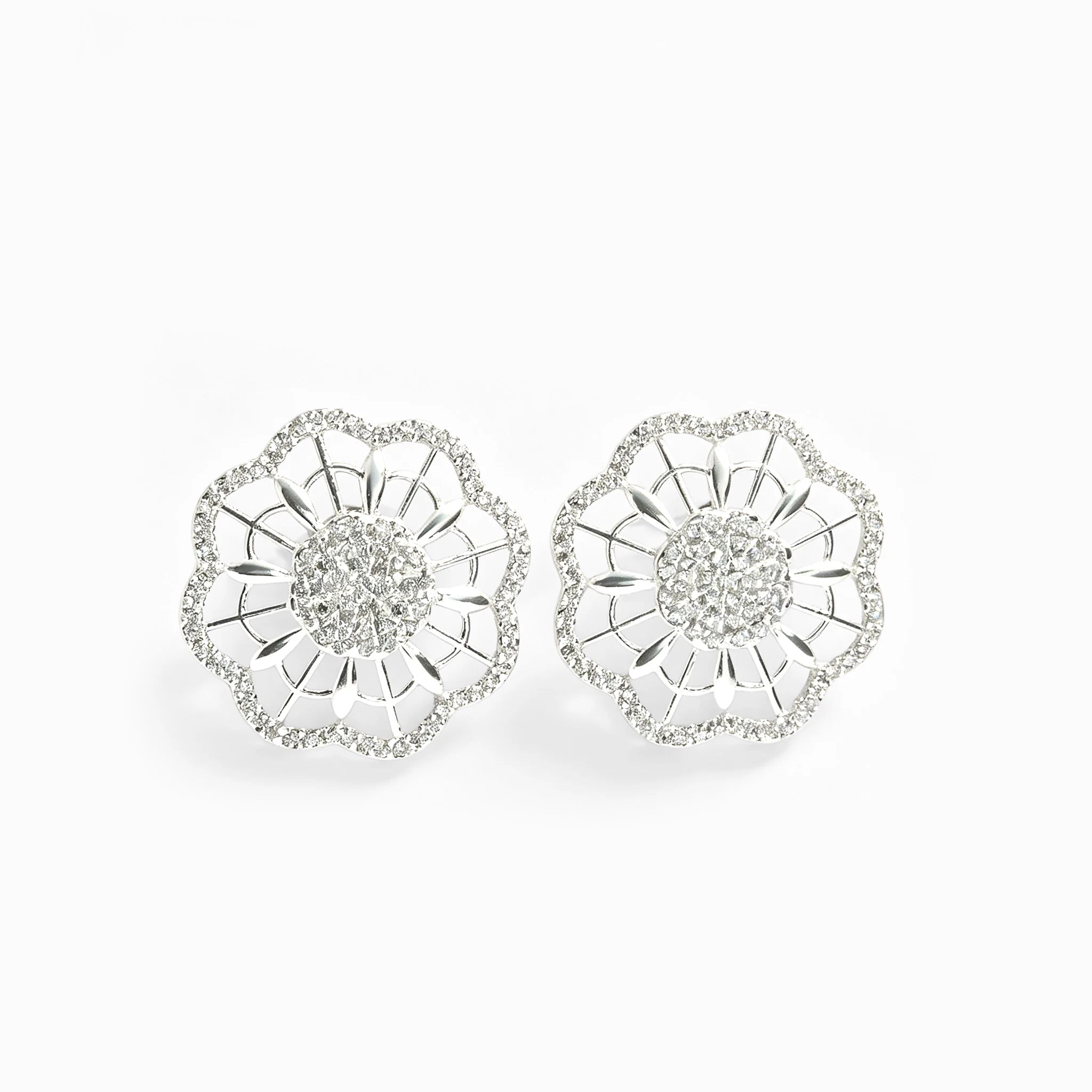Topos floral texturizado con circones en plata ley 925 para mujer