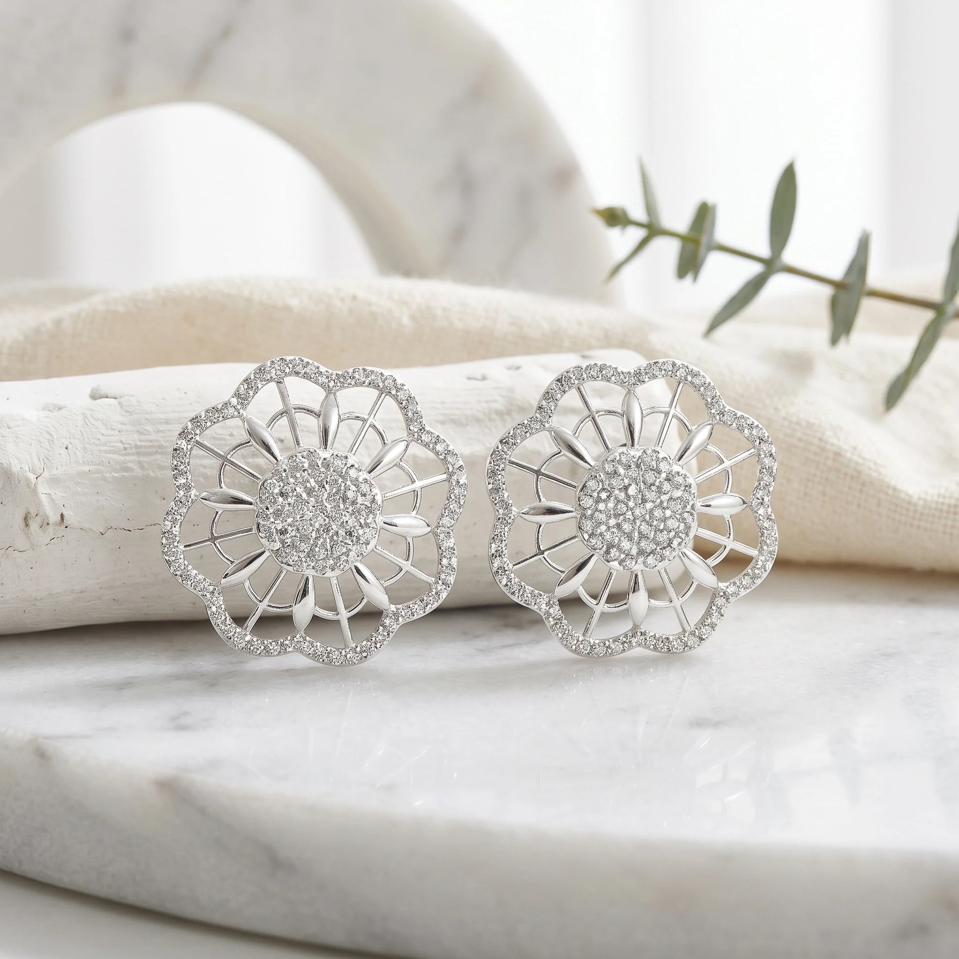Topos floral texturizado con circones en plata ley 925 para mujer