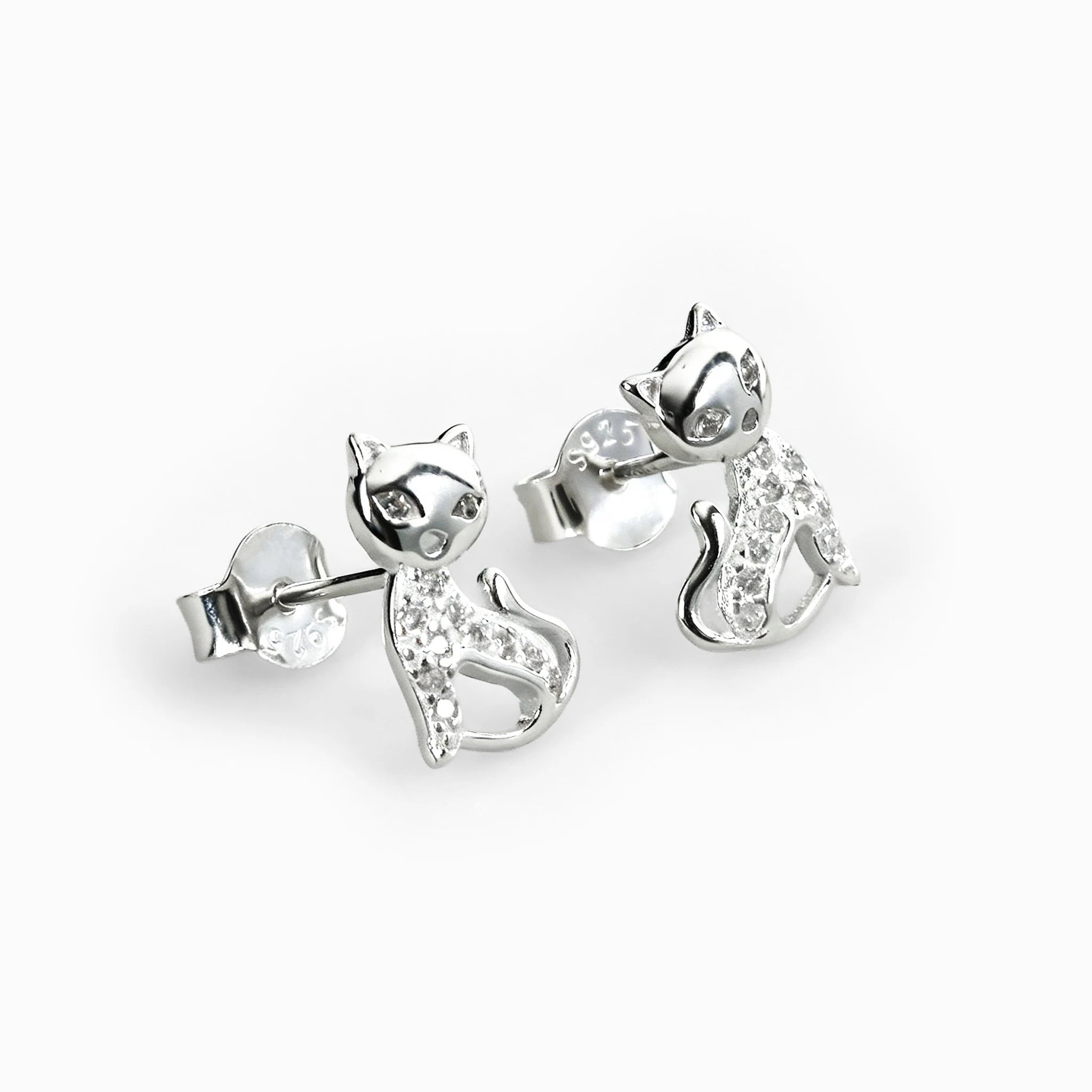 Topos con diseño de gata sentada de 10.5x7.5 mm en plata ley 925 con circones blancos