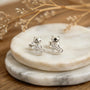 Topos con diseño de gata sentada de 10.5x7.5 mm en plata ley 925 con circones blancos