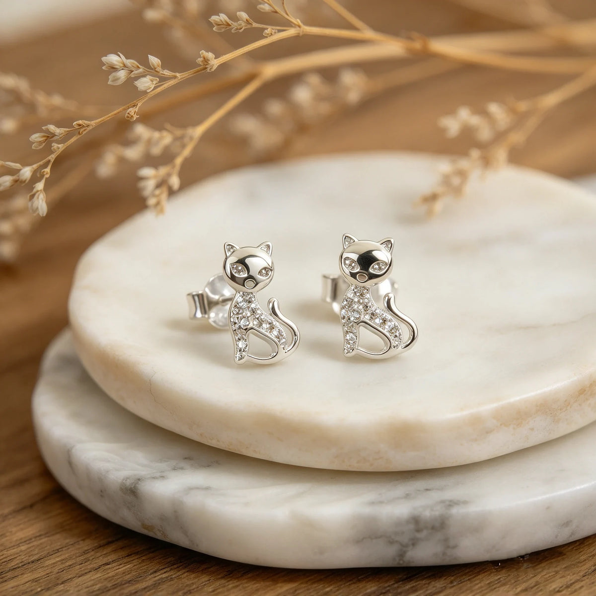 Topos con diseño de gata sentada de 10.5x7.5 mm en plata ley 925 con circones blancos