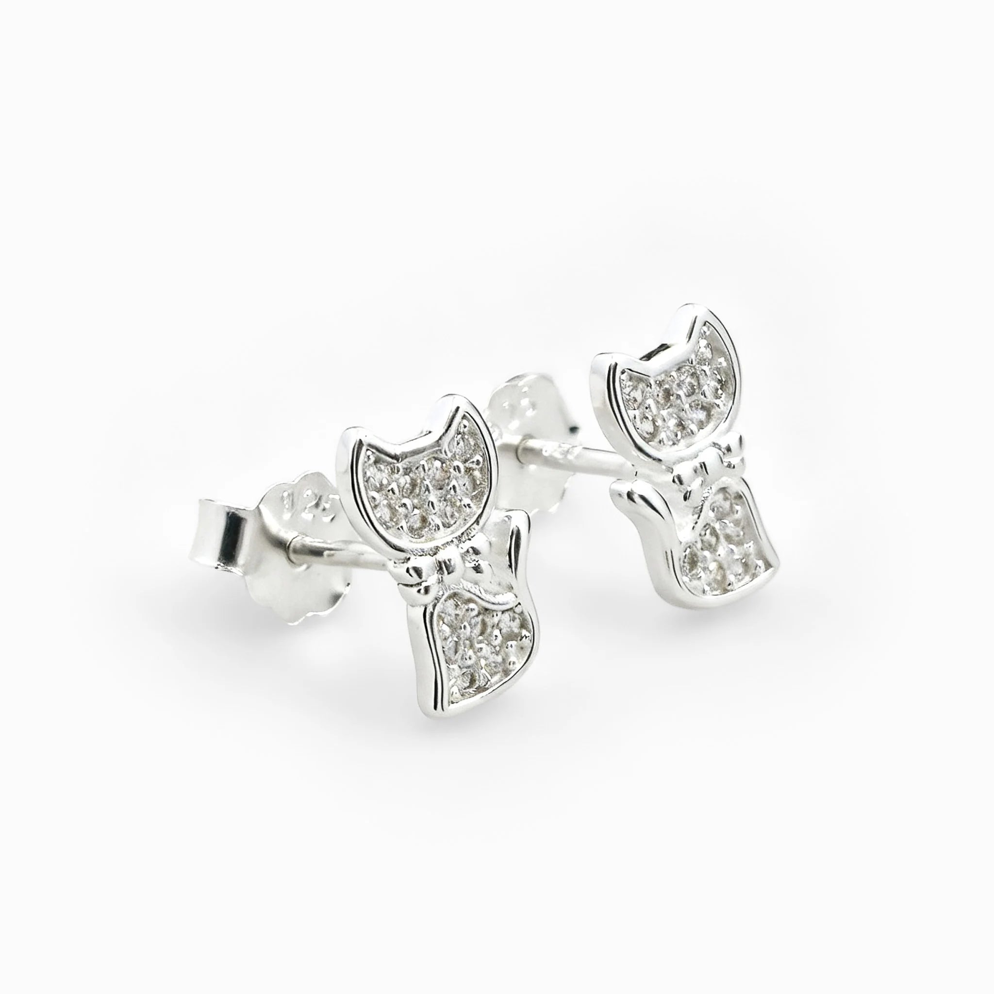 Topos con silueta de gato de 9.4x5.5 mm en plata ley 925 engastados con circones.