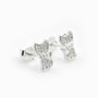 Topos con silueta de gato de 9.4x5.5 mm en plata ley 925 engastados con circones.