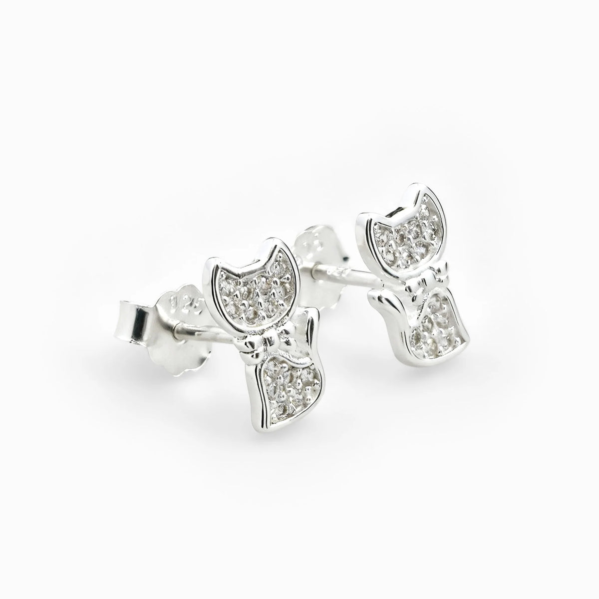 Topos con silueta de gato de 9.4x5.5 mm en plata ley 925 engastados con circones.