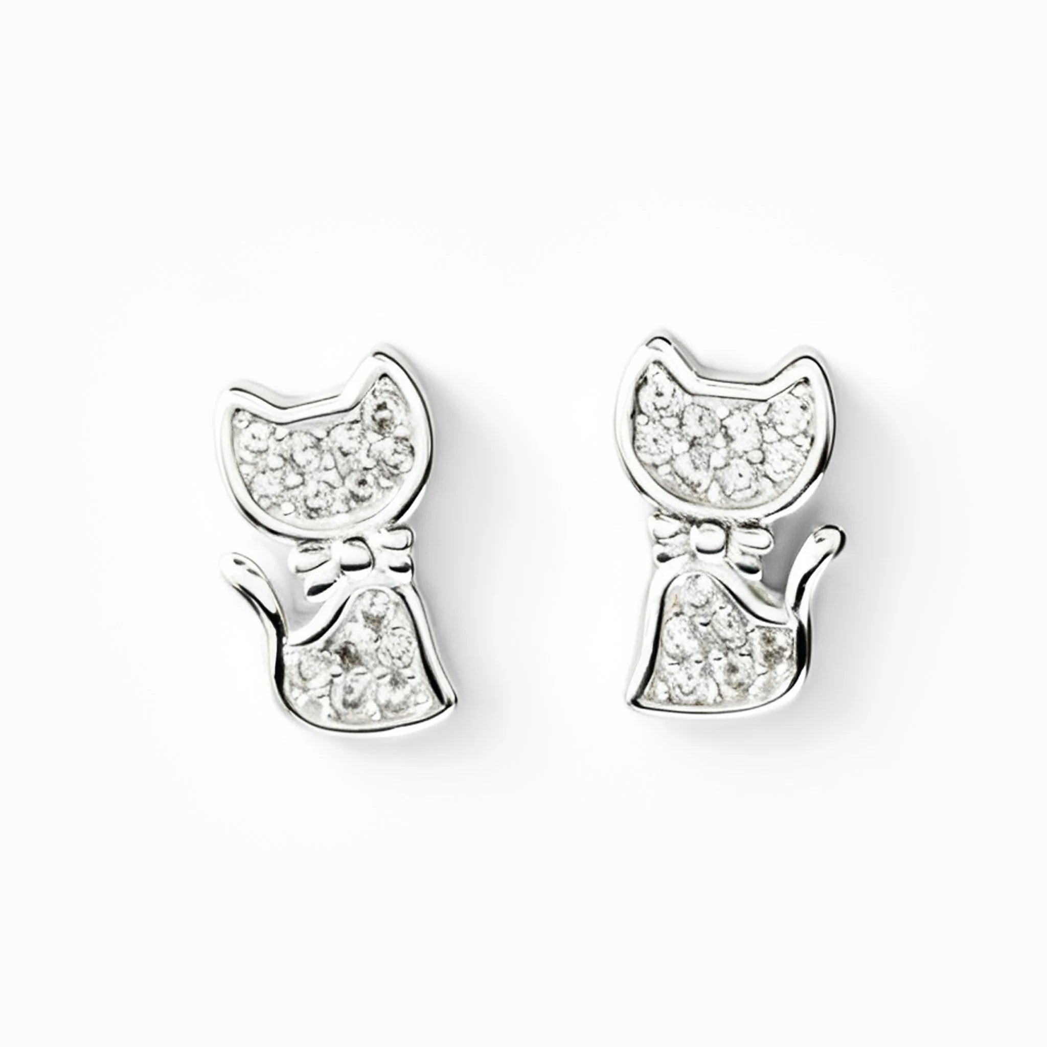 Topos con silueta de gato de 9.4x5.5 mm en plata ley 925 engastados con circones.