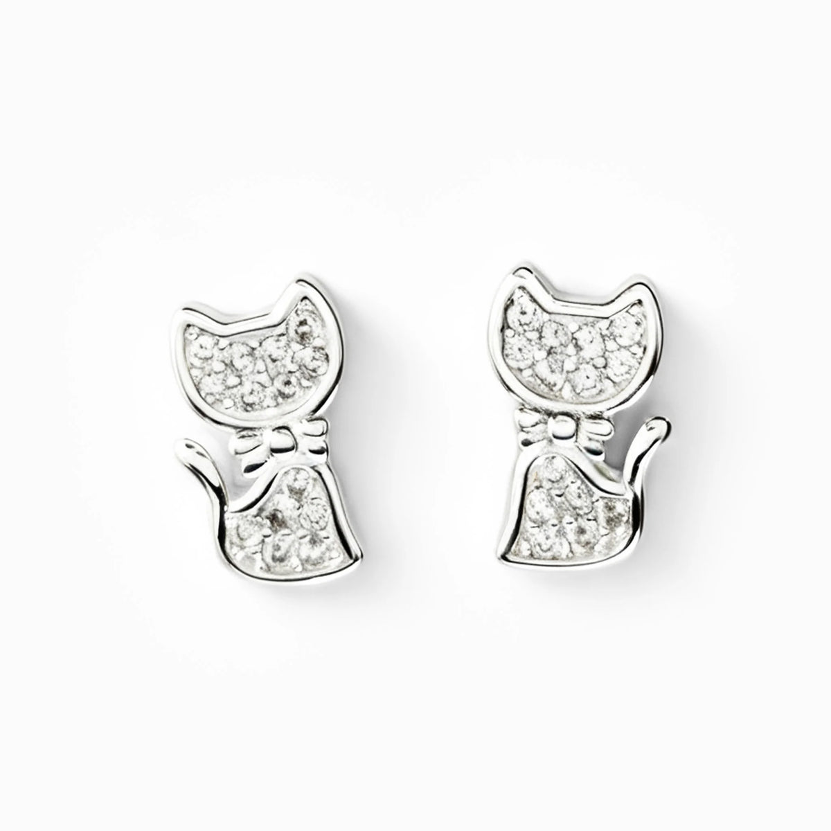 Topos con silueta de gato de 9.4x5.5 mm en plata ley 925 engastados con circones.