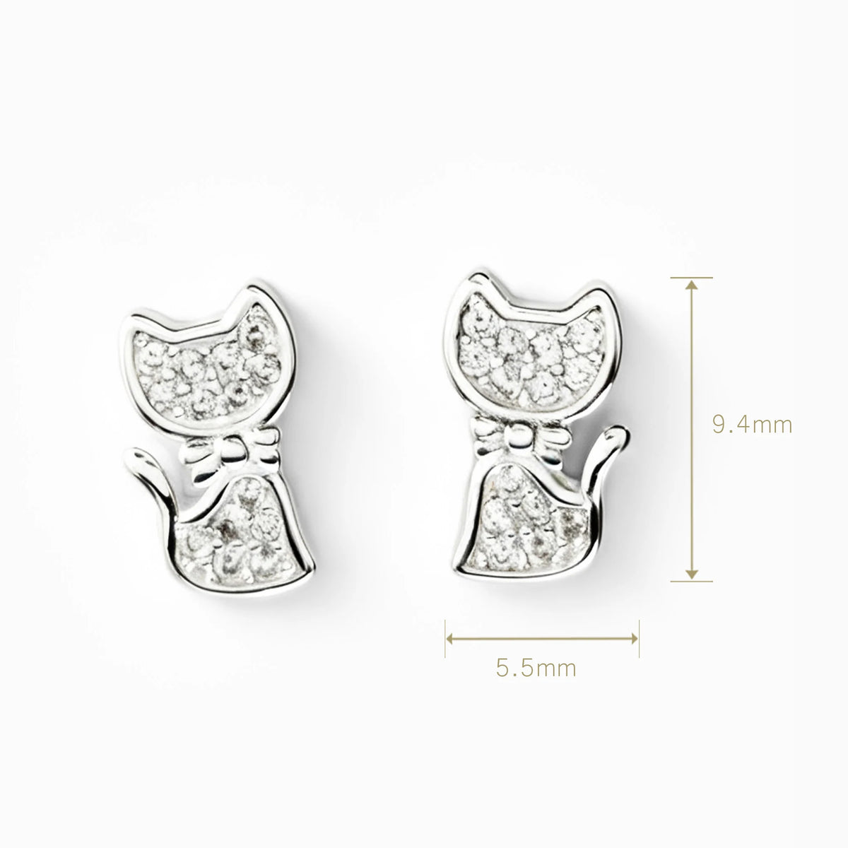 Topos con silueta de gato de 9.4x5.5 mm en plata ley 925 engastados con circones.
