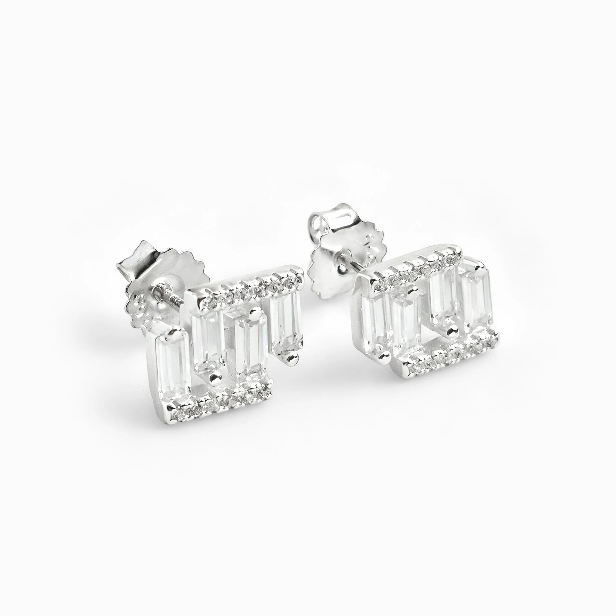 Topos geométricos en plata ley 925 con circones en corte baguette de 9.7x7.7 mm.