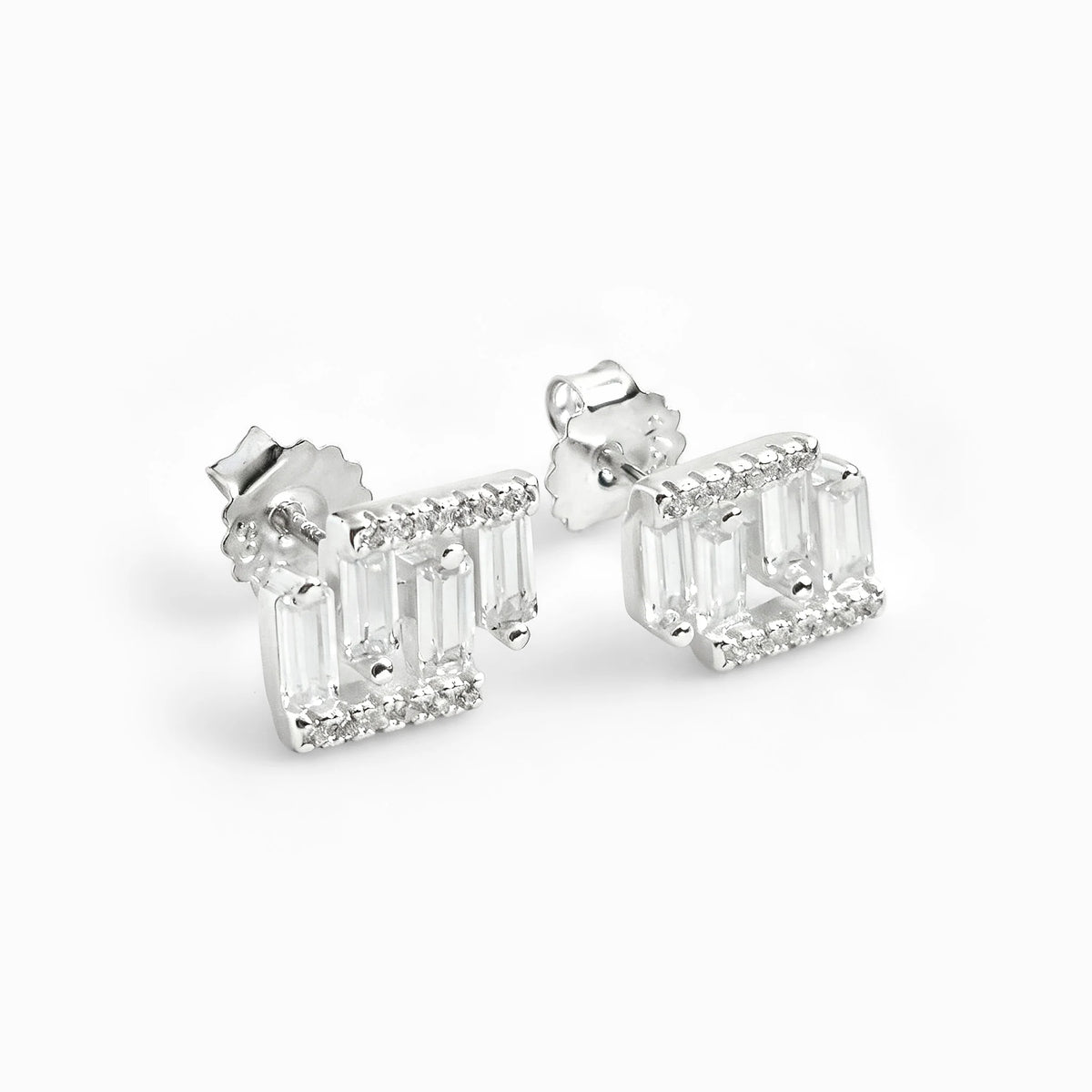Topos geométricos en plata ley 925 con circones en corte baguette de 9.7x7.7 mm.