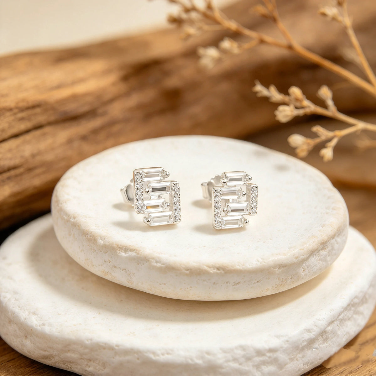 Topos geométricos en plata ley 925 con circones en corte baguette de 9.7x7.7 mm.