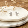 Topos con diseño asimétrico de mariposas de 8x7 mm en plata ley 925 con circones blancos