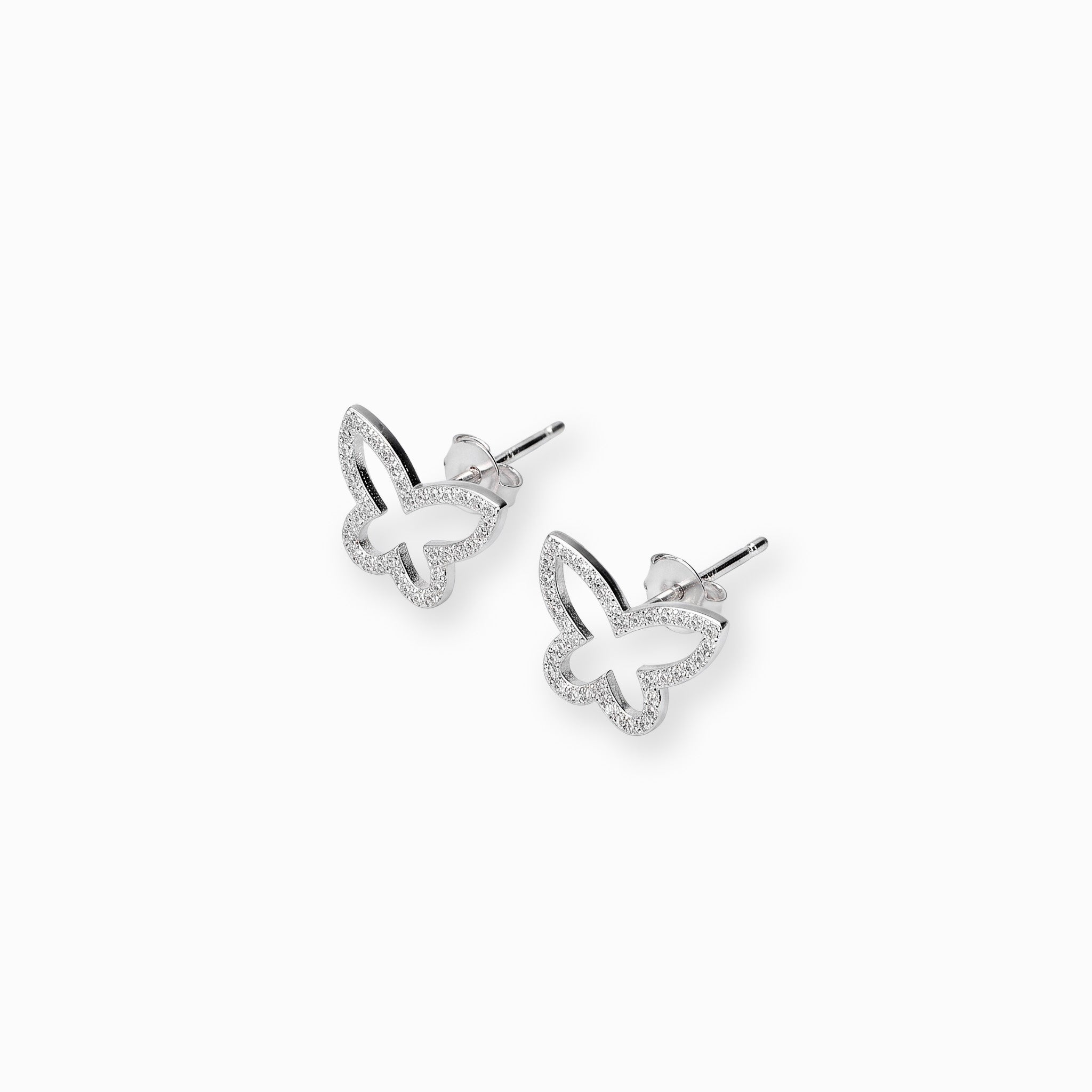 Par de aretes tipo topo con forma de mariposa calada y pavé de circones blancos brillantes elaborados en plata ley 925 de 14 mm de ancho sobre fondo blanco.