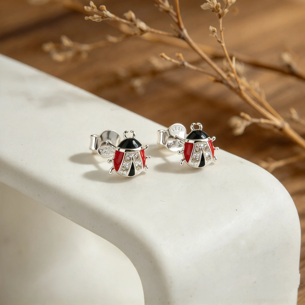 Topos con diseño de mariquita en plata ley 925, esmalte y circones de 7x7 mm