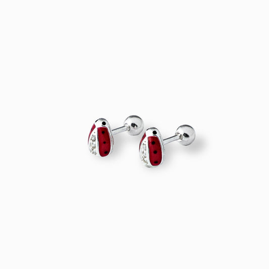  Par de aretes tipo topo con forma de mariquita detallada elaborados en plata ley 925 de 6 mm de largo sobre fondo blanco.

