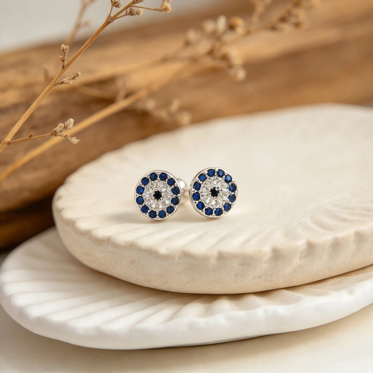 Topos de ojo turco en plata ley 925 de 7 mm con circones azules y blancos.
