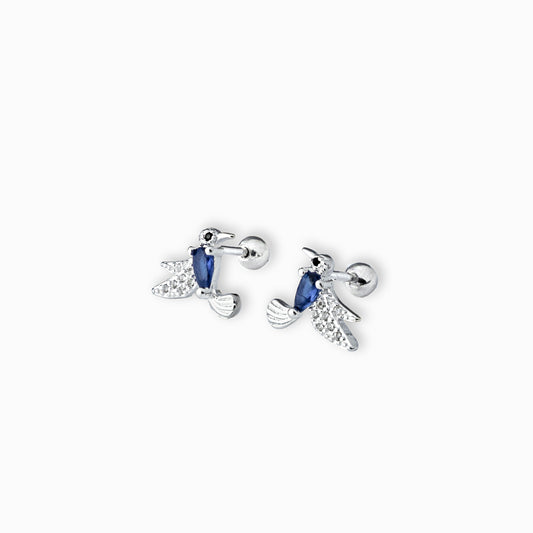  Par de aretes tipo topo con forma de pajarito y circón azul central elaborados en plata ley 925 de 9 mm sobre fondo blanco.
